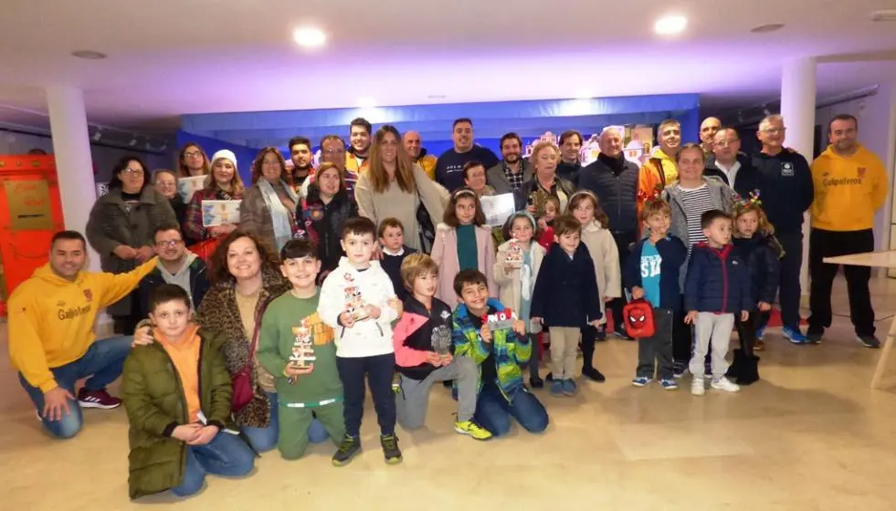 Entre de premios del los Concursos de Belenes y Balcones  y Ventanales en Santoña. R.A.