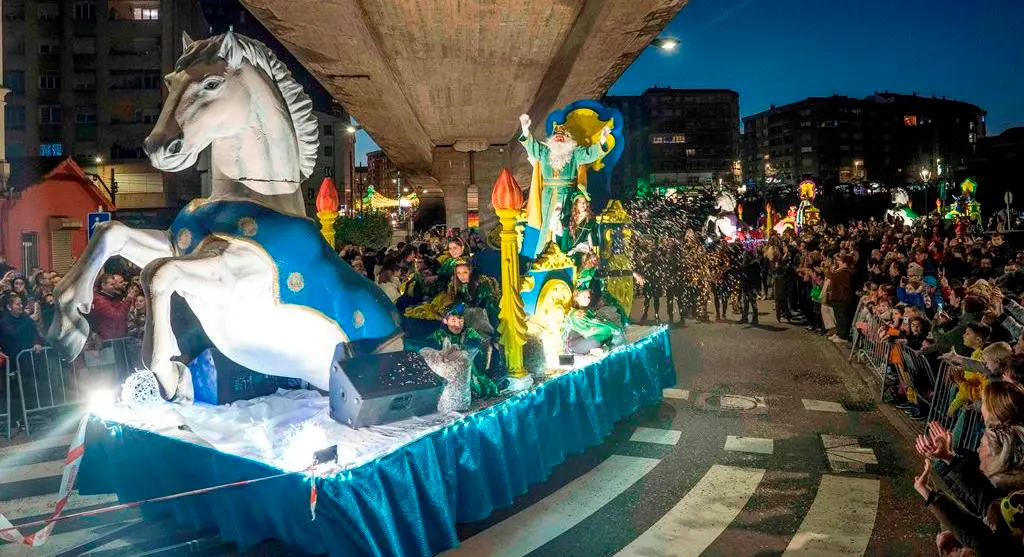 Los Reyes Magos llegaron en sus aviones a Camargo y luego recorrieron las calles en carrozas.