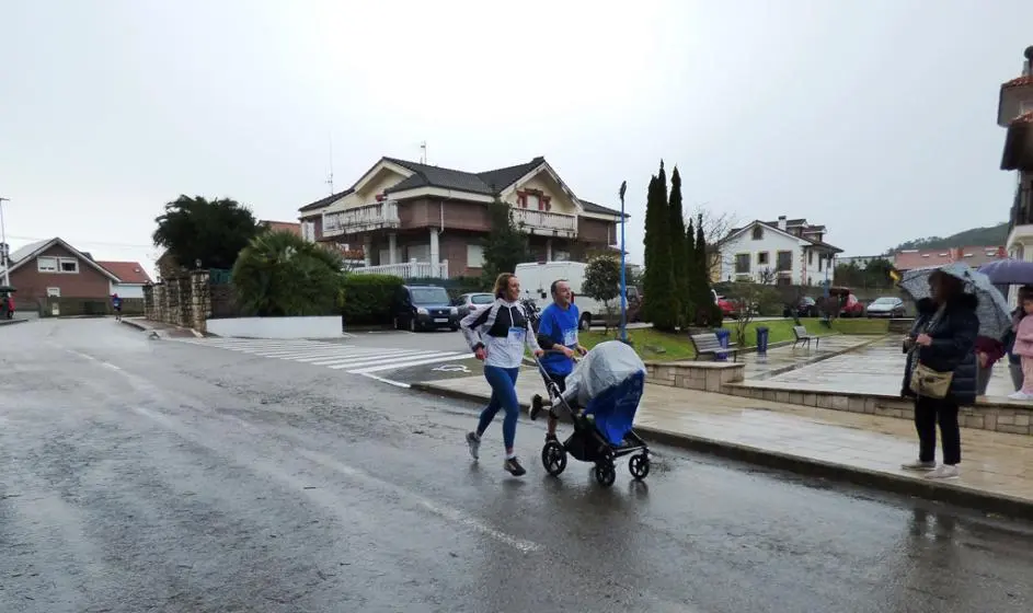 Los atletas en la llega a la meta. R.A.