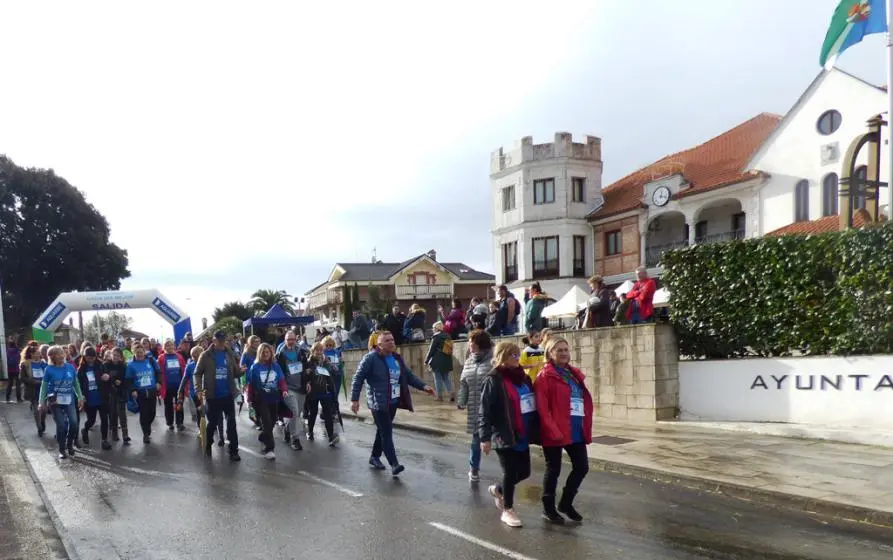 Los andarines en la salida, junto a la Plaza del Ayuntamiento. R.A.