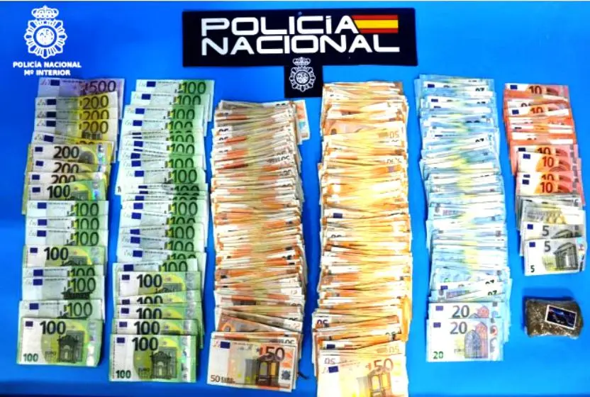 Uno de los detenidos portaba hachís y 46.000 euros.