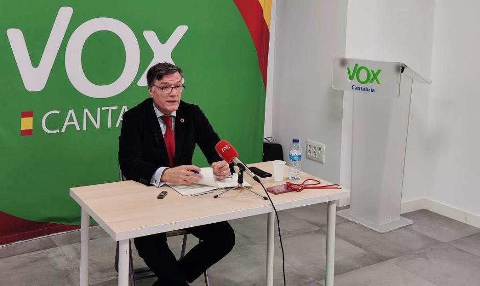 El portavoz de Vox, Guillermo Pérez-Cosío, explica su enmienda.
