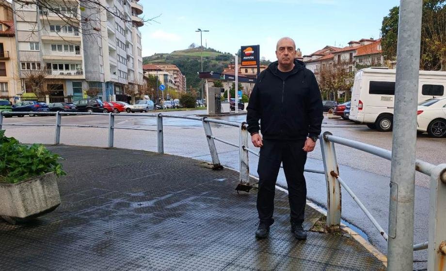 El coordinador de Vox, Daniel Álvarez, junto a la valla de la estación de autobuses.