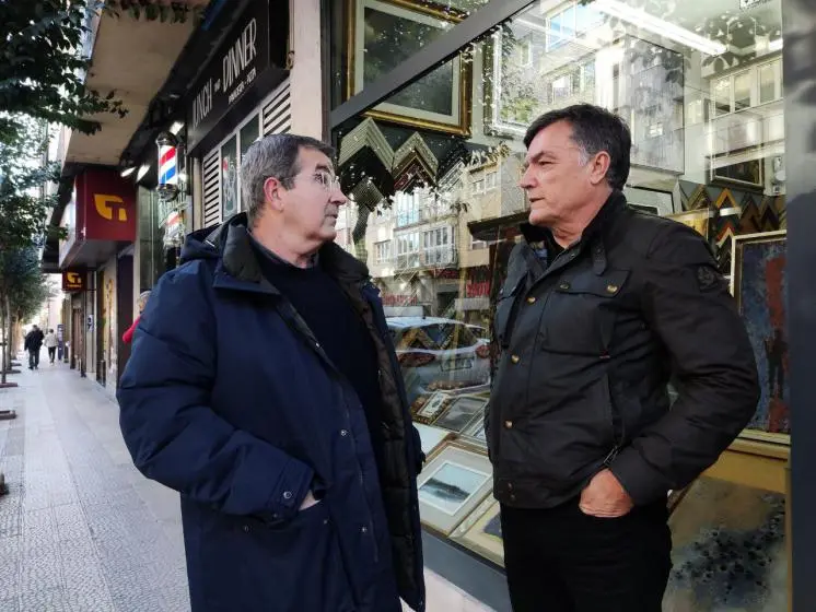 El edil de Vox en Santander dialoga con los vecinos afectados.