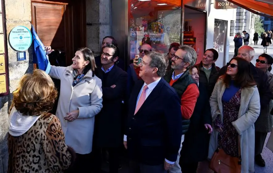 Momento del descubrimiento de la placa de Amós de Escalante en Santander.