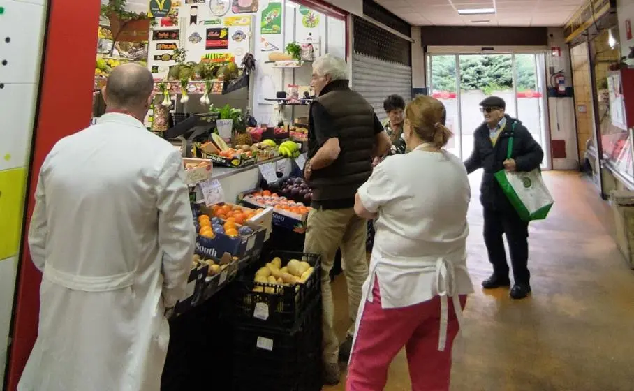 El portavoz del PRc, José María Fuentes-Pila, visita a los comerciantes de Puertochico, en Santander.