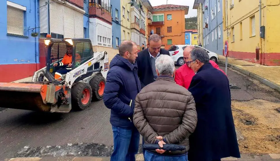 Las autoridades políticas visitan el asfaltado en Santo Domingo.