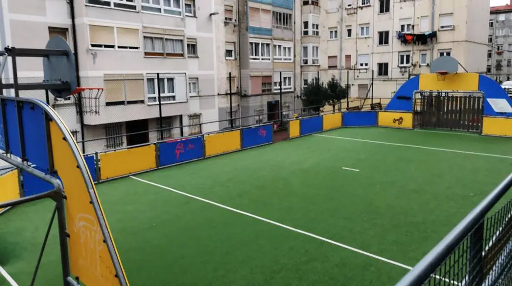 Pista deportiva polivalente causa de las quejas de los vecinos en Santander.