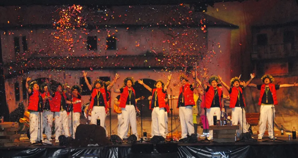 La murga Frágile en una de sus participaciones en el Carnaval. de Santoña.