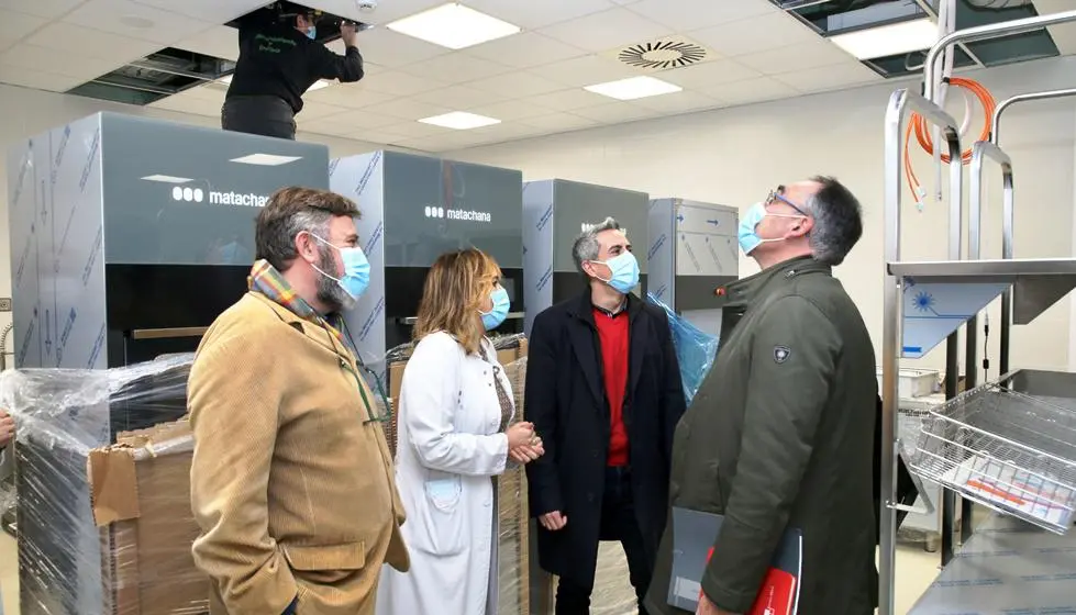 Las autoridades políticas visitaron las obras de ampliación del Hospital Comarcal de Laredo.