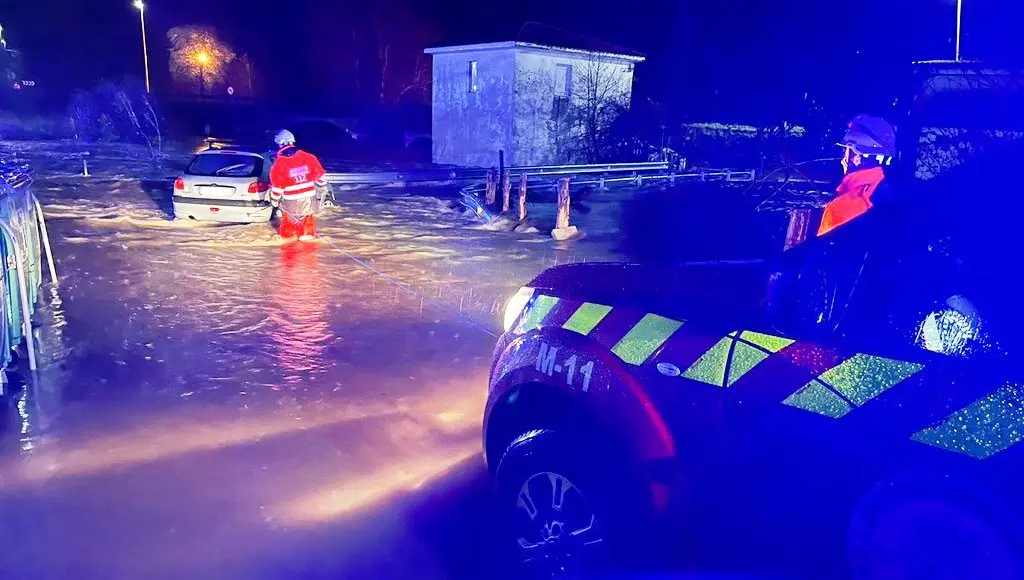 Inundaciones en Hazas de Cesto y un coche atrapado.