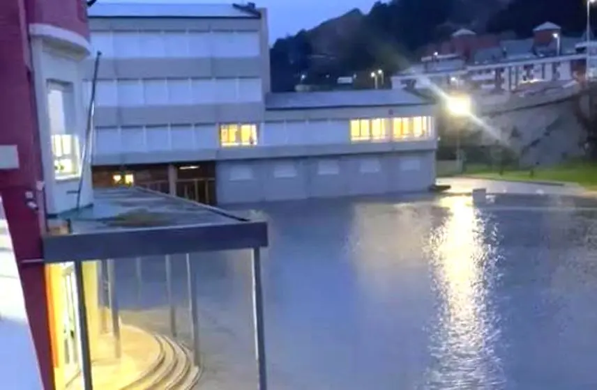 Vista del acceso al instituto Augusto González Linares.