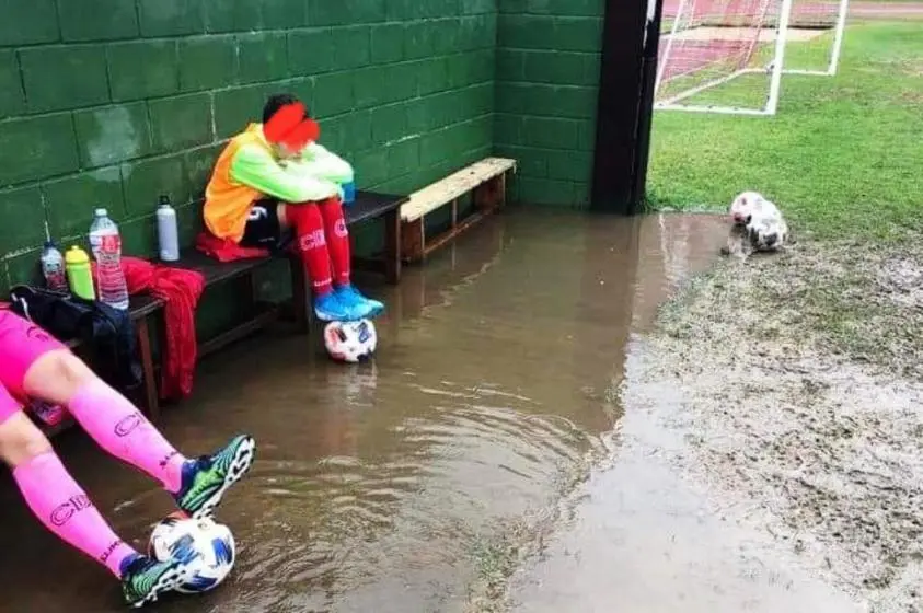 Condiciones en las que se encuentra en campo de fútbol de Laredo.