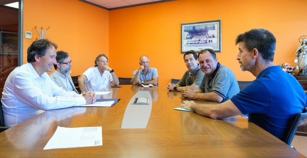 El portavoz del PRC, Fernando Palacio, en una reunión sobre las obras del puerto pesquero.