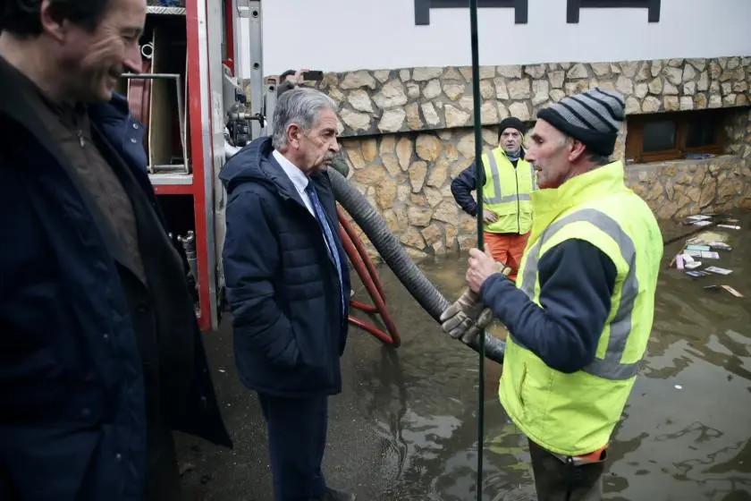 El presidente regional y el consejero de Obras Públicas en Liendo.