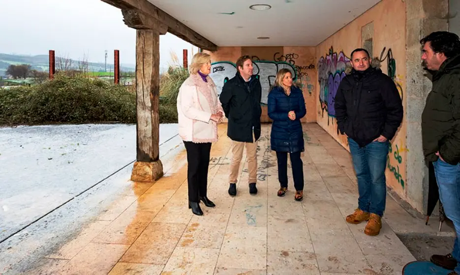 Las autoridades políticas visitan el edificio que acogerá el Centro de Educación Infantil en Reocín.