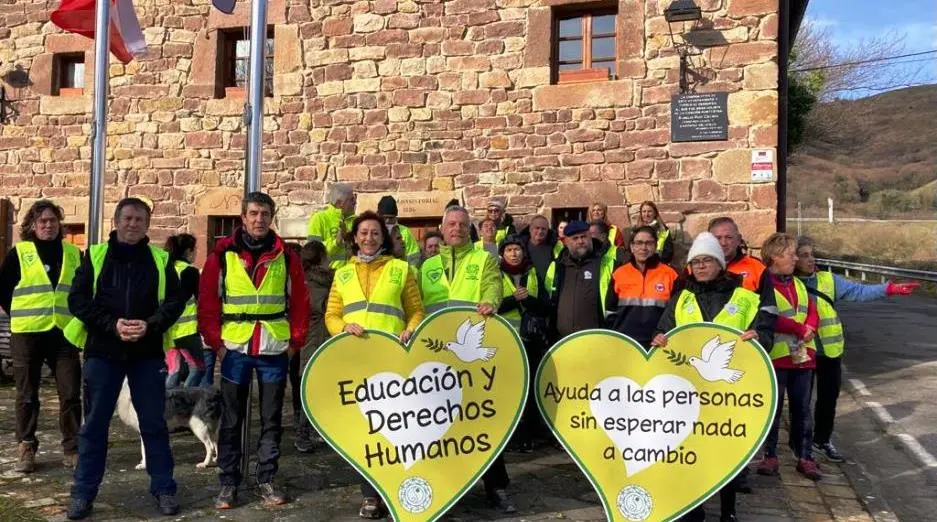 Los caminantes en el Consistorio de Pesquera.