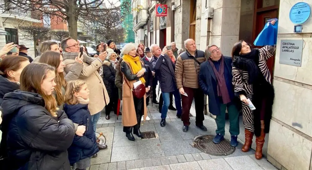 Un momento del descubrimiento de la placa en Santander.