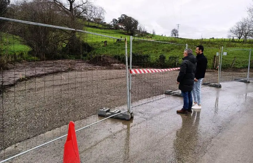 Las autoridades políticas visitaron las obras en ejecución en Beranga.