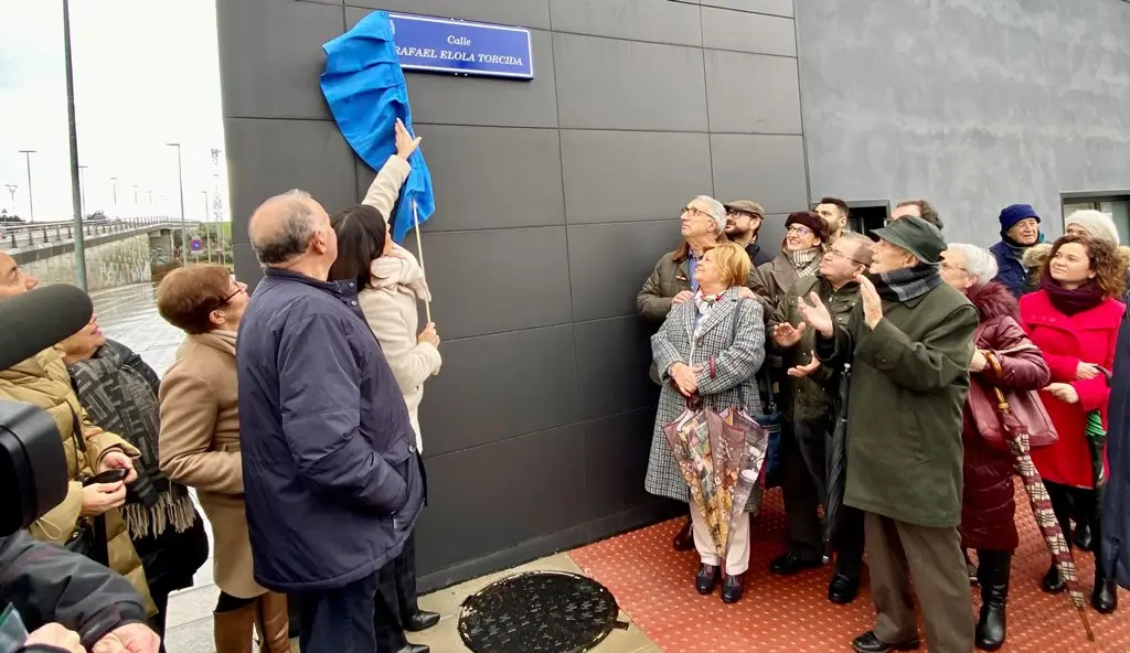 Descubrimiento de la placa de la calle en Peñacastillo, en Santander.