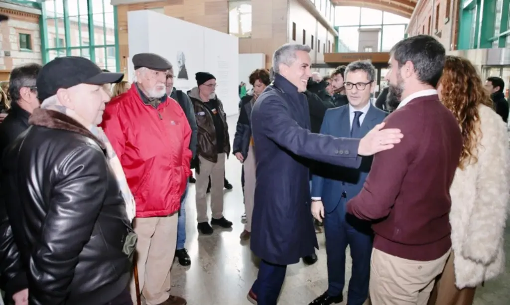 Encuentro del vicepresidente regional y el ministro de Presidencia con colectivos de la memoria democrática.