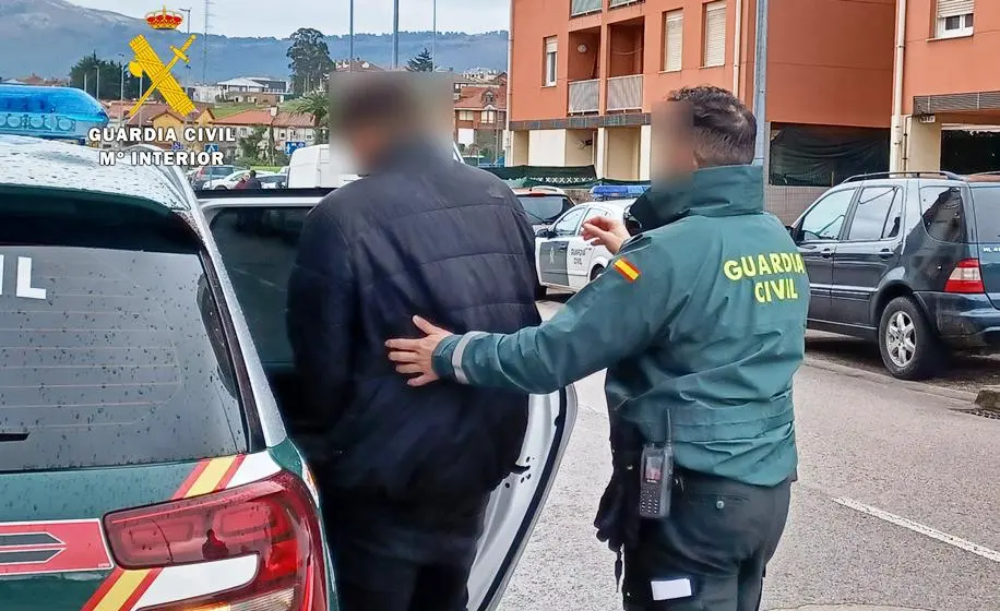 Uno de los detenidos por la Guardia Civil.