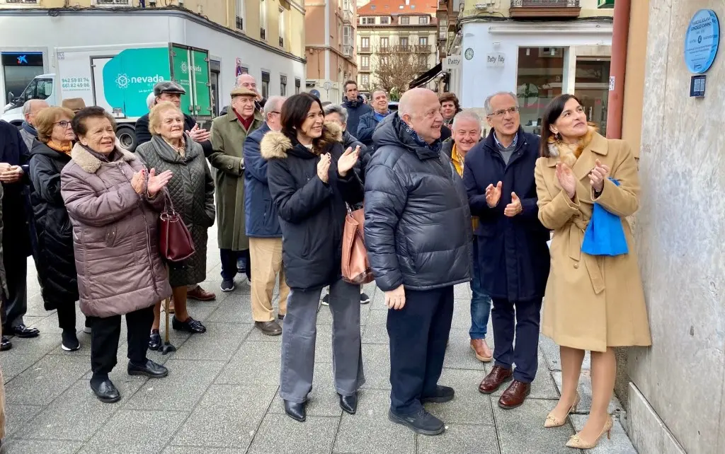 Un momento del descubrimiento de la placa en Santander.