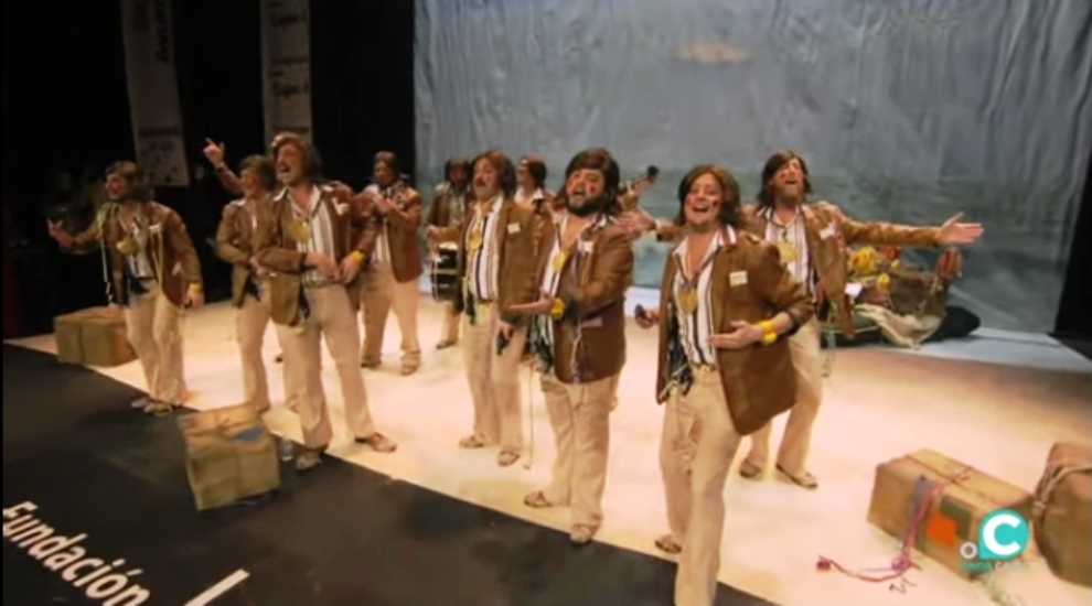 La Chririgota de Santoña sobre el escenario en plena actuación en el Gran Teatro de Falla, en Cádiz.