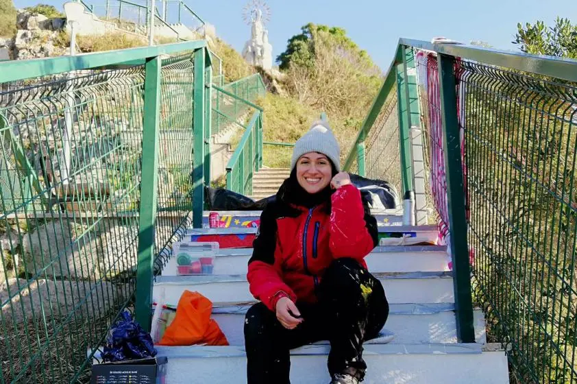 Pili García durante los trabajos en las escaleras de Santoña. Nyka Goicoechea