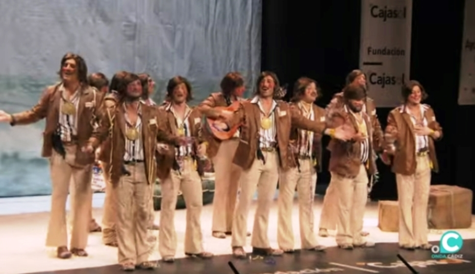 La Chirigota de Santoña sobre el escenario del Gran Teatro Falla, en Cádiz.