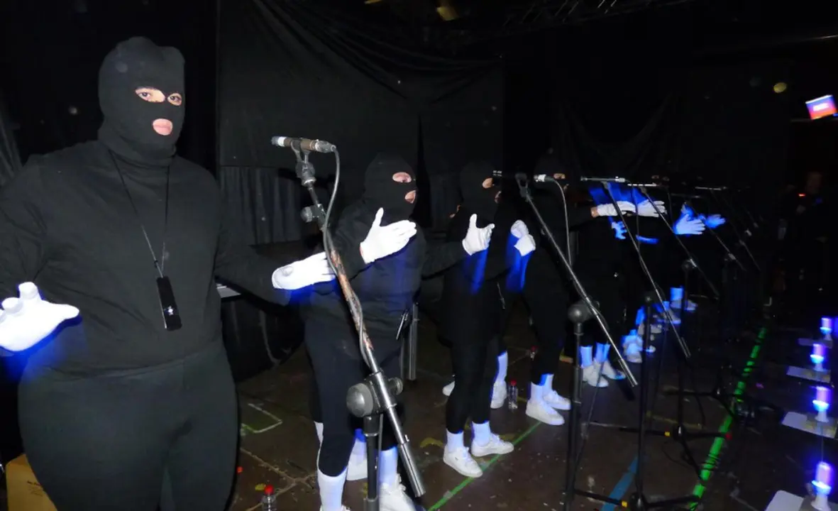 Las Marchosas realizaron su actuación en la oscuridad. R.A.