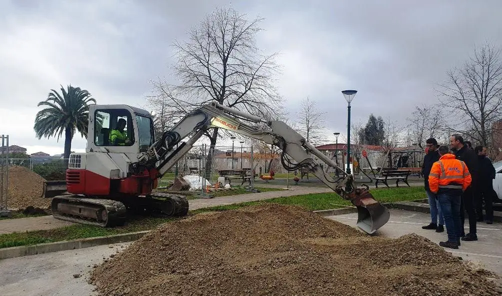 Obras en la pista deportiva multiusos en Torrelavega.