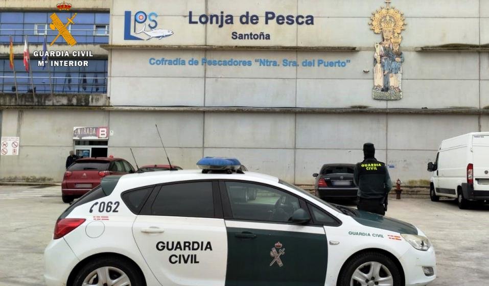 La Guardia Civil en la lonja de pescadores de Santoña.