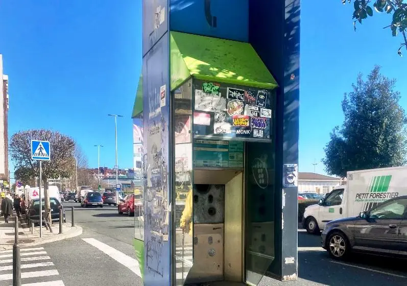 Cabina telefónica en la vía pública de Santander.