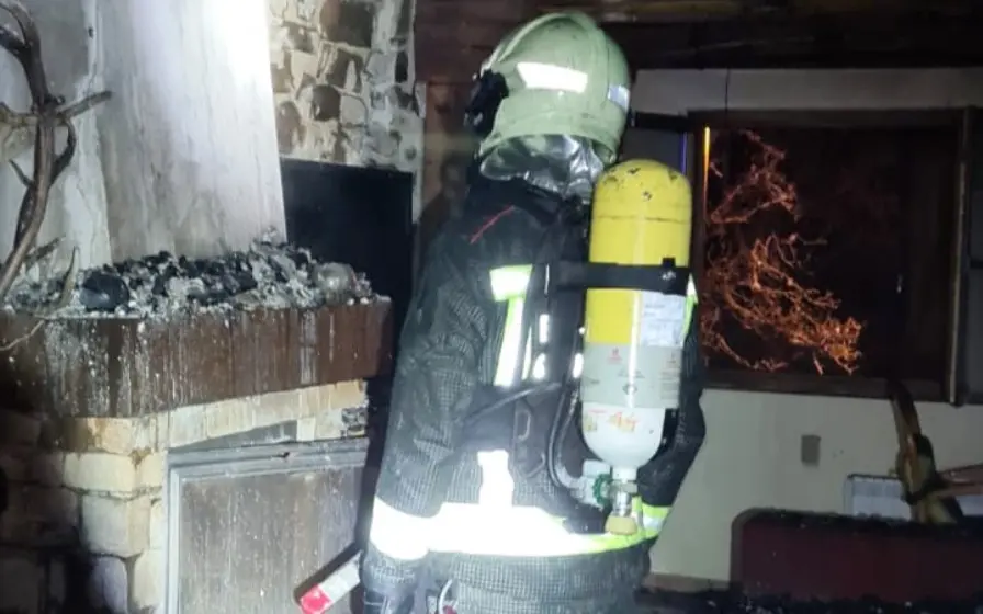 Los Bomberos en el interior de la vivienda.