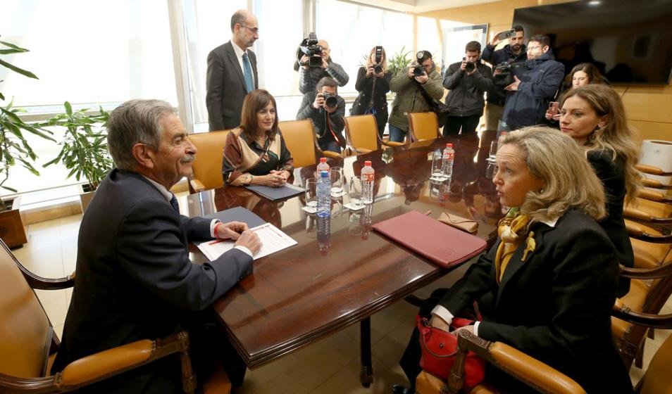 Reunión entre el presidnete cántabros, Miguel Ángel Revilla, y la ministra Nadia Calviño.