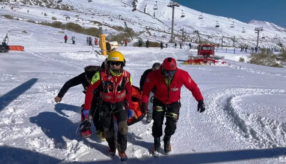 Un momento de la evacuación del esquiador.