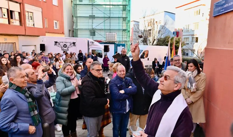 Un momento del descubrimiento de la placa en honor a César de la Campa