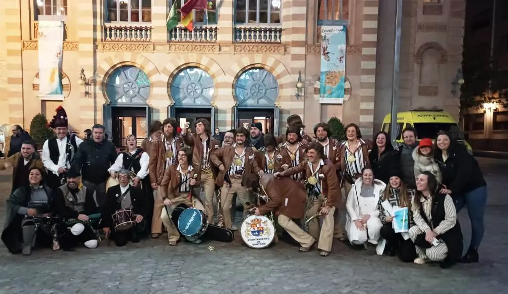 La Chirigota de Santoña fuera del Gran Teatro de Falla.