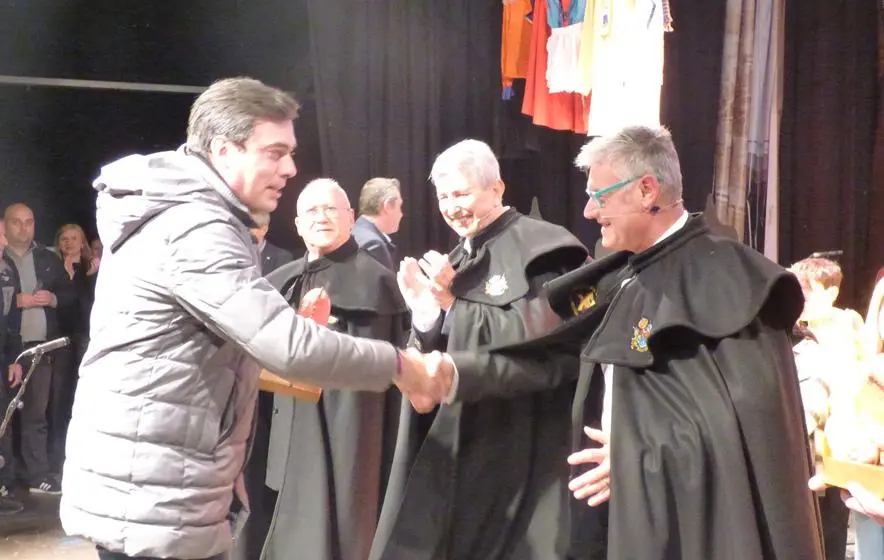 El edil de Festejos, Andrés Peña, entregó el besugo.