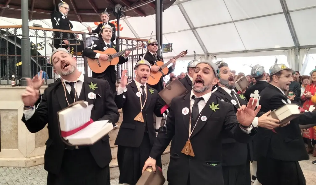 Las murgas llevaron el ambiente a las calles de Santoña. R.A.