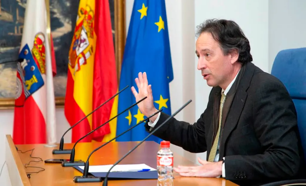 El consejero de Obras Públicas, Ordenación del Territorio y Urbanismo, José Luis Gochicoa, comparece sobre la investigación iniciada en la sede de la Consejería.