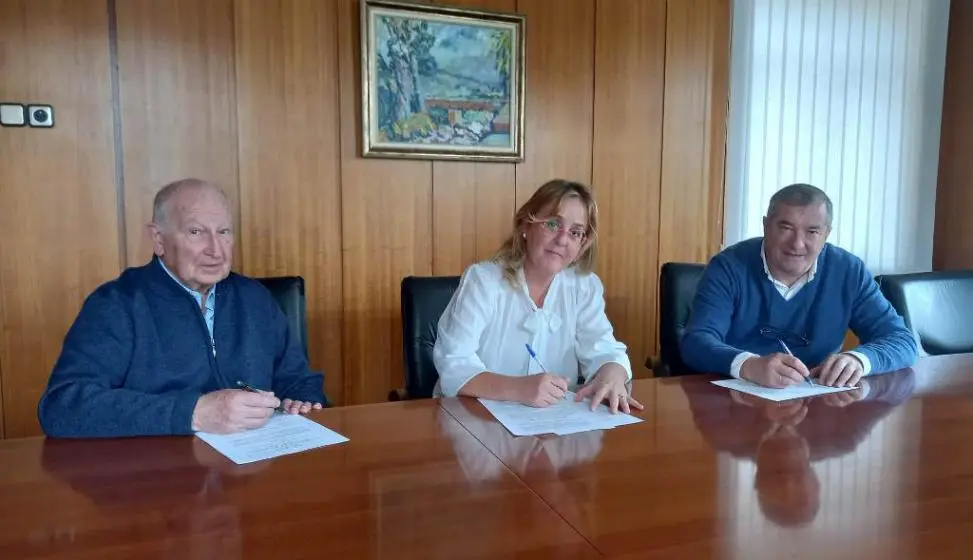 Firma del convenio de donación con la alcaldesa de Santa María de Cayón.