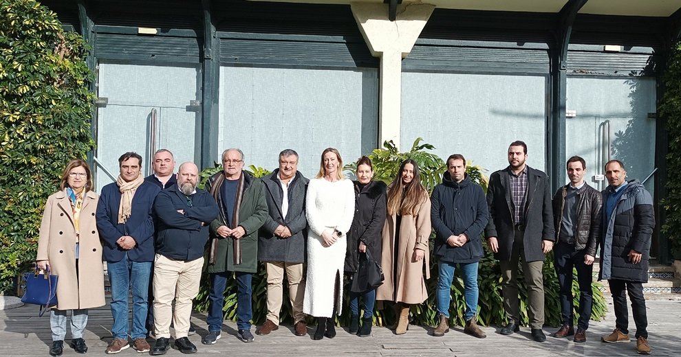 Javier Bedia junto a los representantes de la Hostelería de Cantabria.