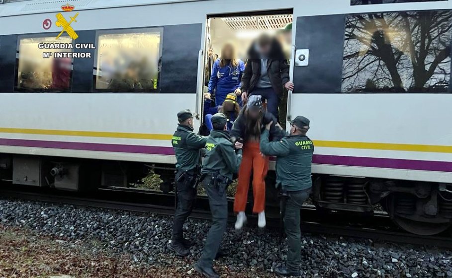 La Guardia Civil desalojó a los pasajeros del tren.