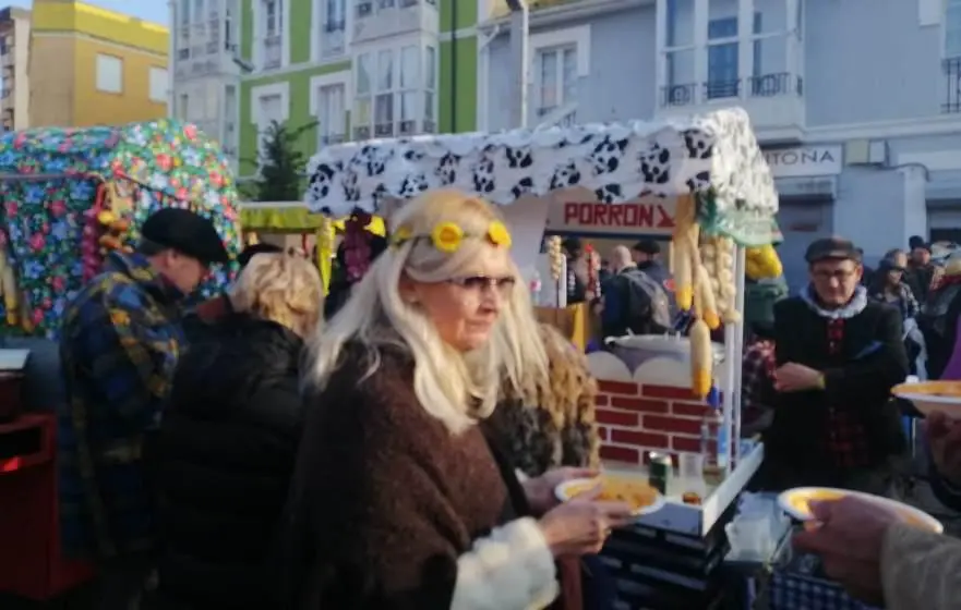 Muchos de los participantes comieron en la calle. Nyka Goicoechea