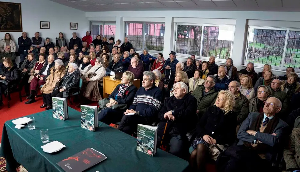 Presentación del libro con la asistencia de público en Camargo.