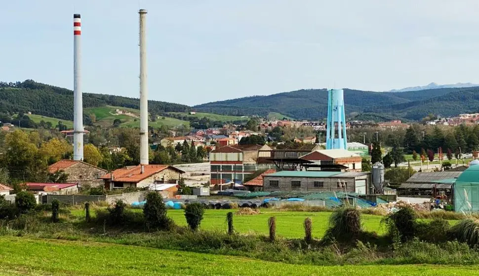 Imagen de las chimeneas que se pretenden derribar en Piélagos.