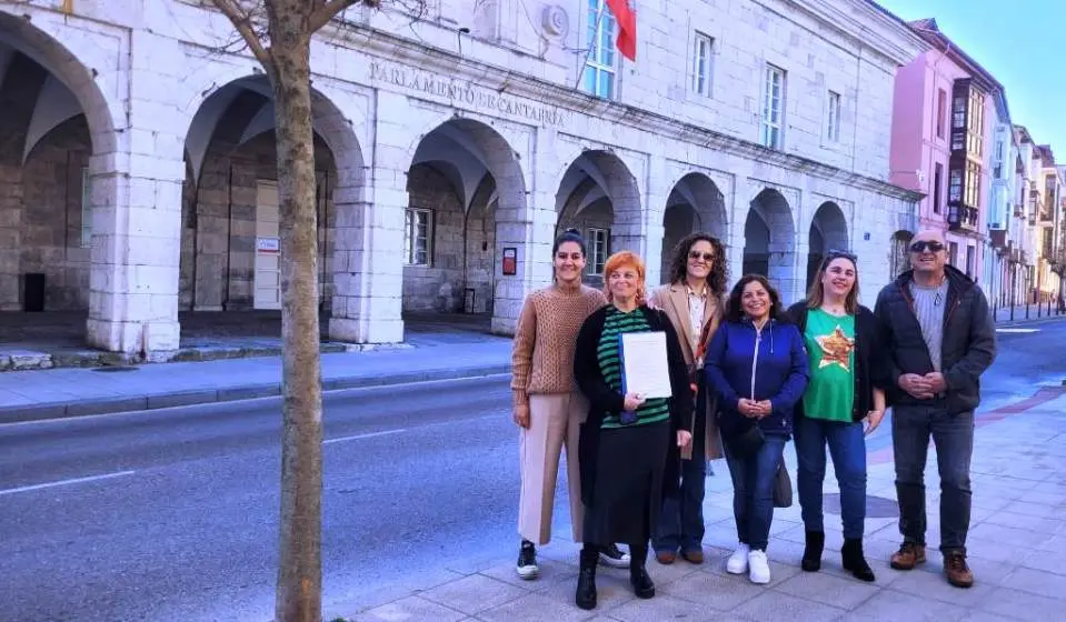 Los representantes de la Plataforma que registraron la petición en el Parlamento.