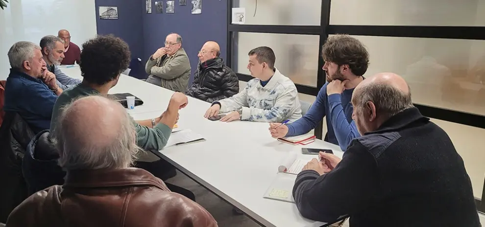 Un momento de la reunión de IU con los vecinos en Santander.